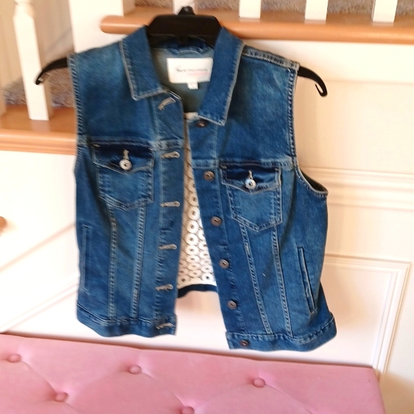 Vince Camuto Jackets & Blazers - Vince Camuto jean/lace back vest size Small button front chest pockets w/ flaps
